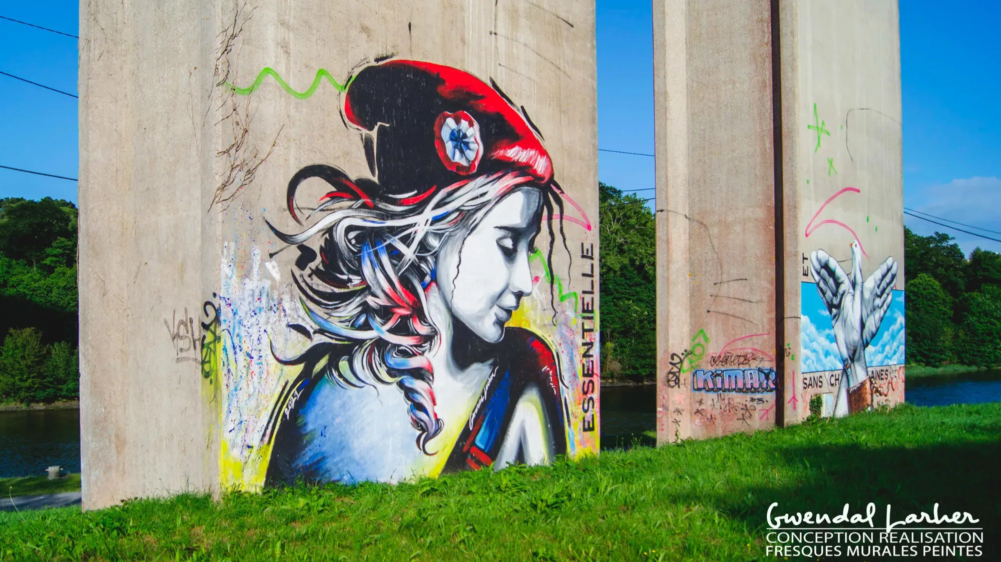 Marianne au bonnet phrygien rouge peinte en street art sur un pilier de pont, fresque citoyenne en bord de rivière